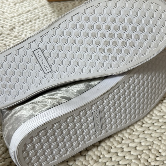 Tretorn Marley size 12 crushed velvet shoe. - Picture 4 of 4